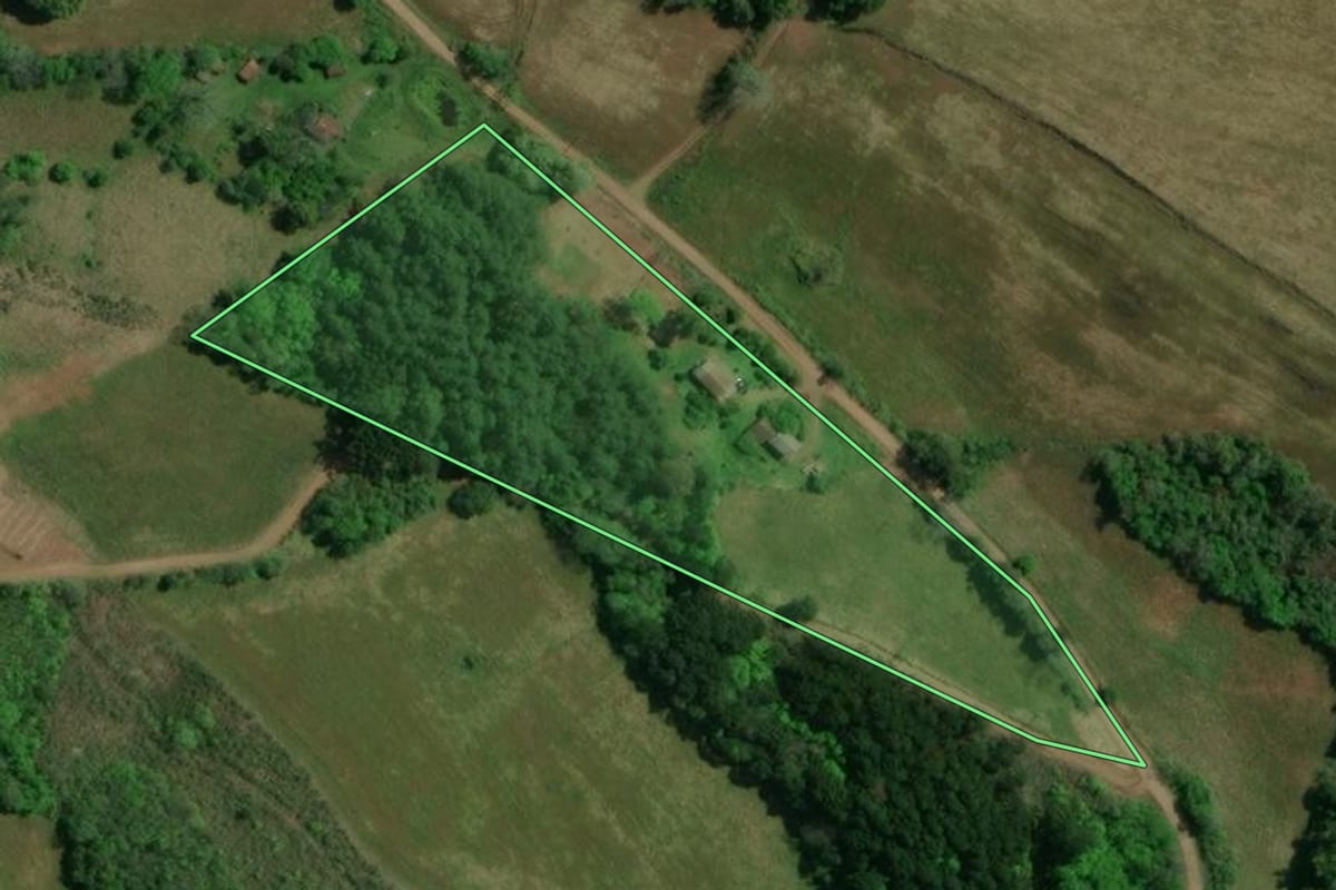 Imagem de satélite do imóvel rural em Floriano Peixoto (RS), com o contorno declarado no CAR desenhado por cima.
