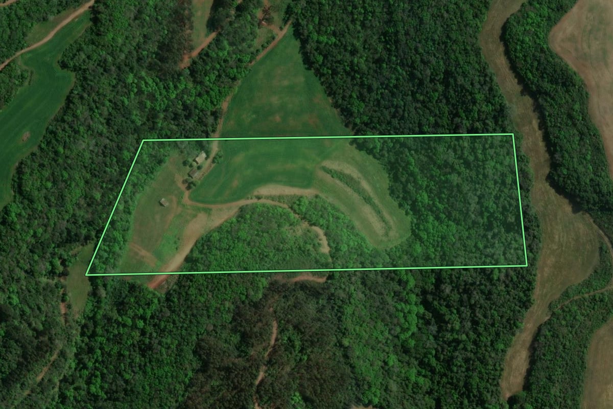 Imagem de satélite do imóvel rural em Floriano Peixoto (RS), com o contorno declarado no CAR desenhado por cima.