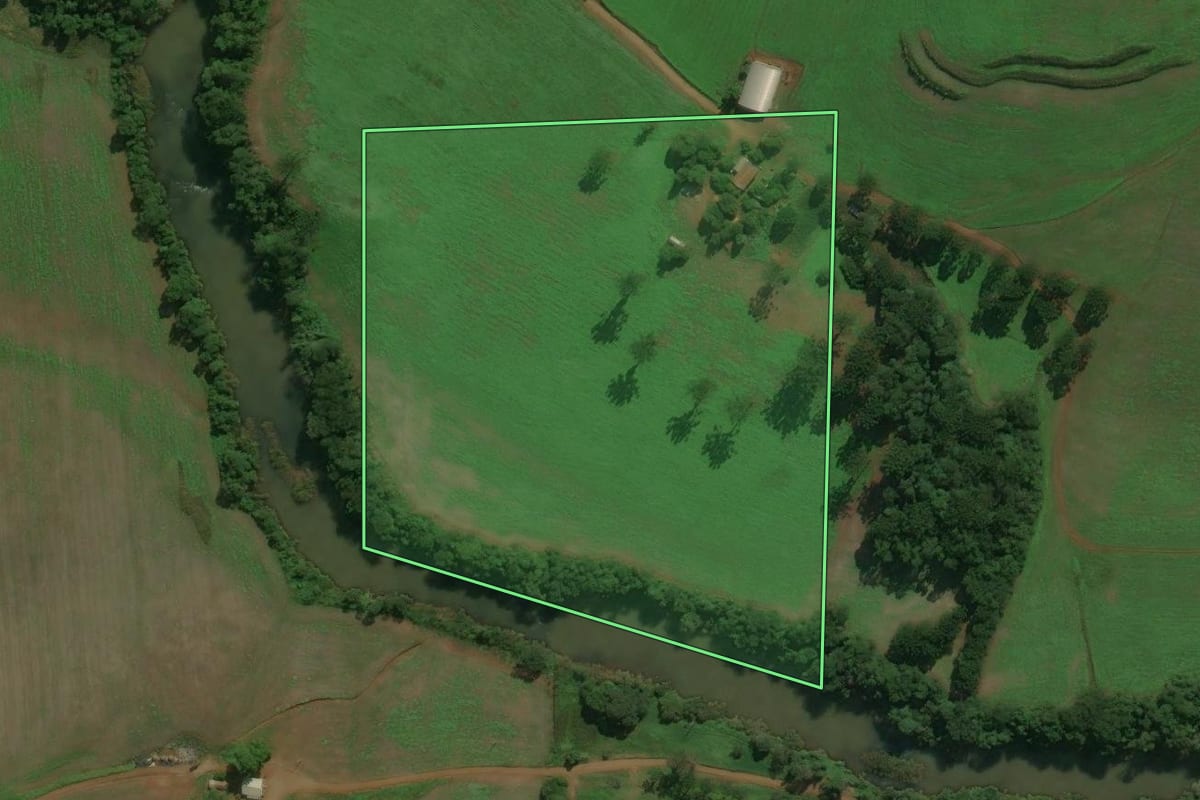 Imagem de satélite do imóvel rural em Floriano Peixoto (RS), com o contorno declarado no CAR desenhado por cima.