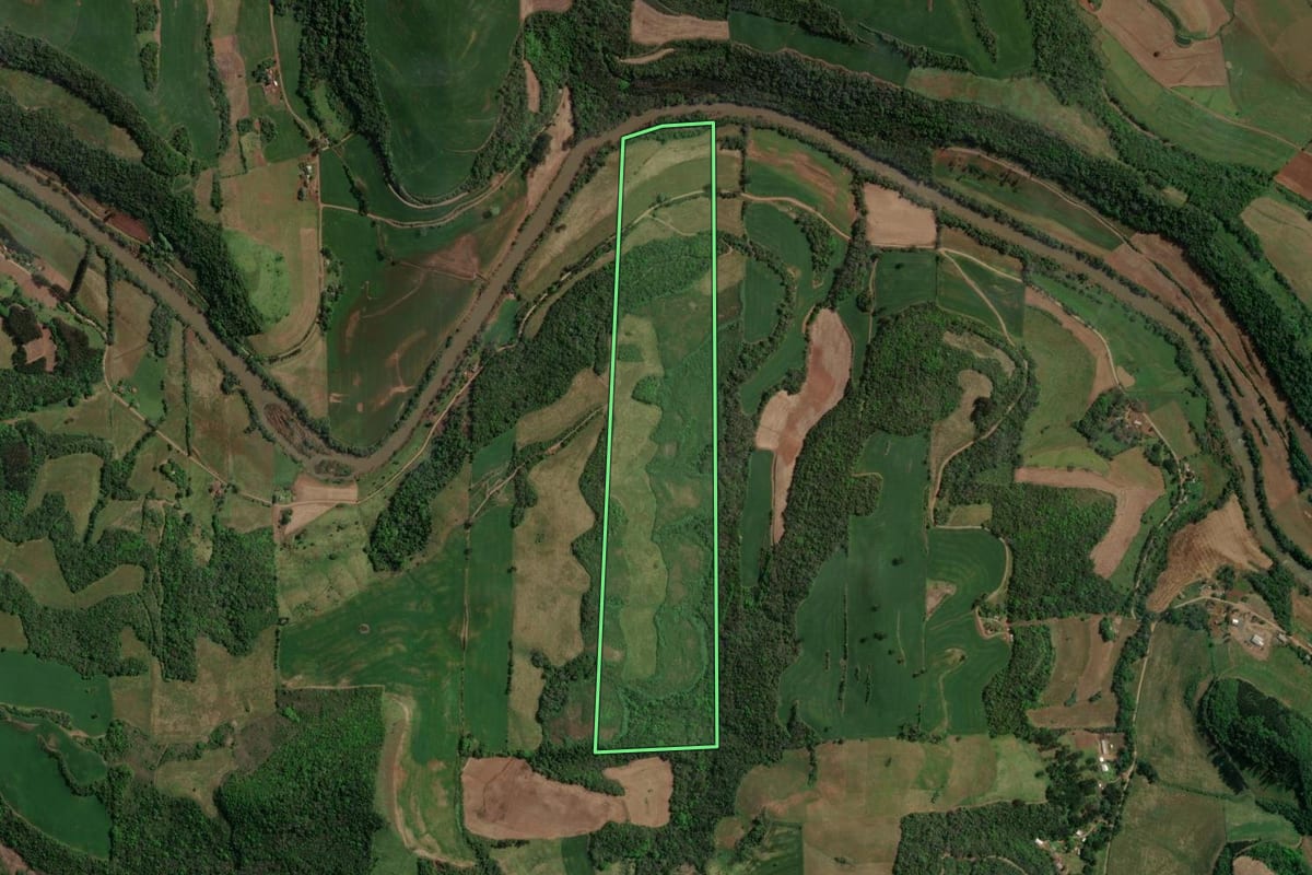 Imagem de satélite do imóvel rural em Floriano Peixoto (RS), com o contorno declarado no CAR desenhado por cima.