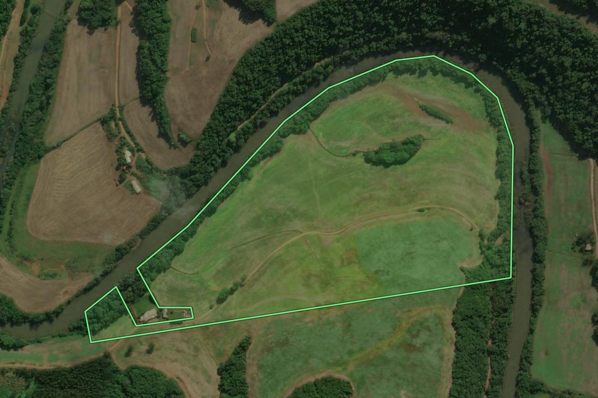 Imagem de satélite do imóvel rural em Floriano Peixoto (RS), com o contorno declarado no CAR desenhado por cima.