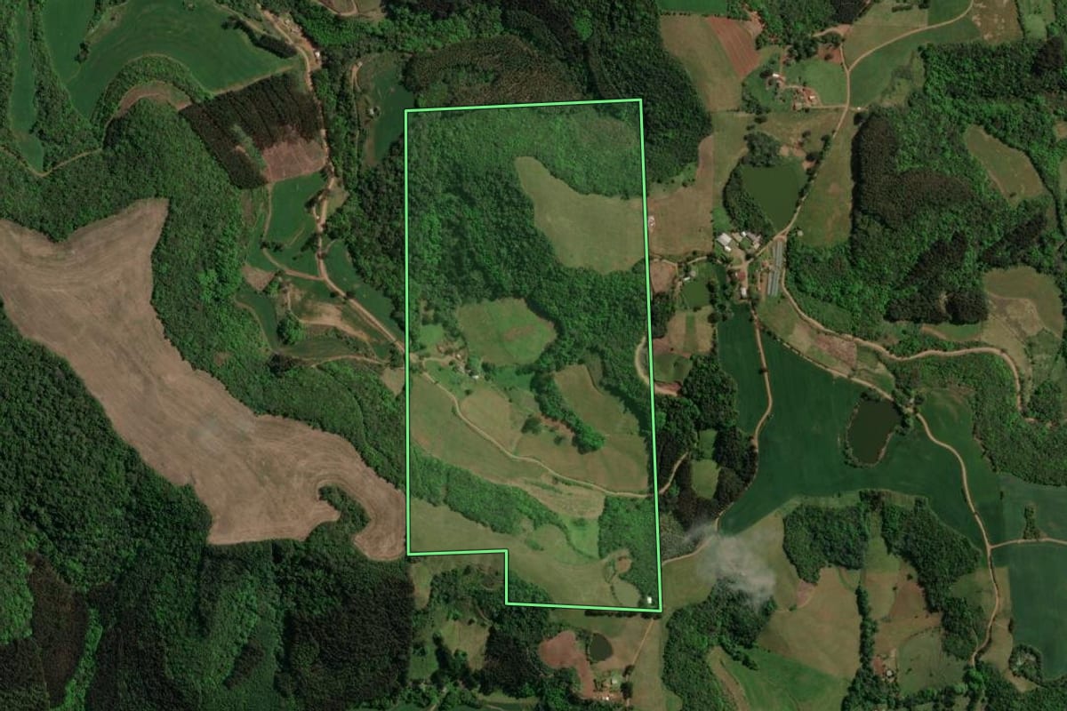 Imagem de satélite do imóvel rural em Floriano Peixoto (RS), com o contorno declarado no CAR desenhado por cima.