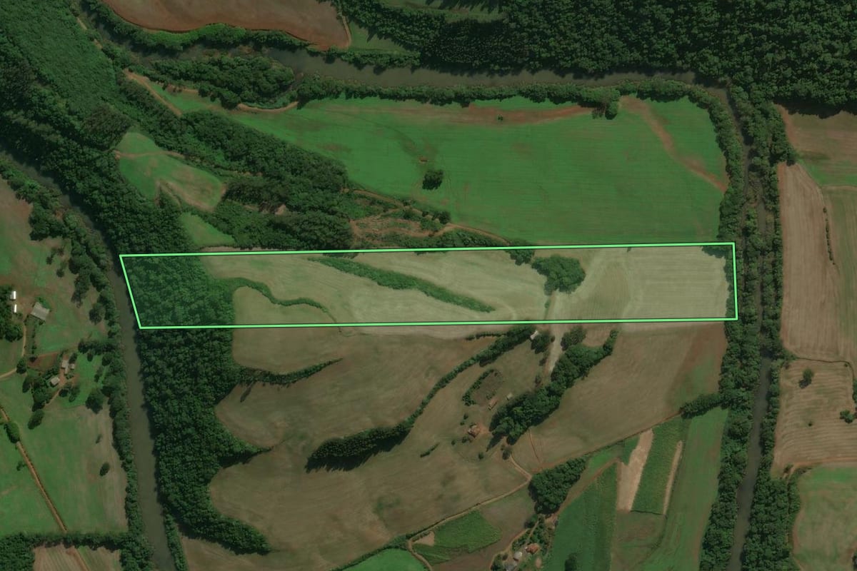 Imagem de satélite do imóvel rural em Floriano Peixoto (RS), com o contorno declarado no CAR desenhado por cima.