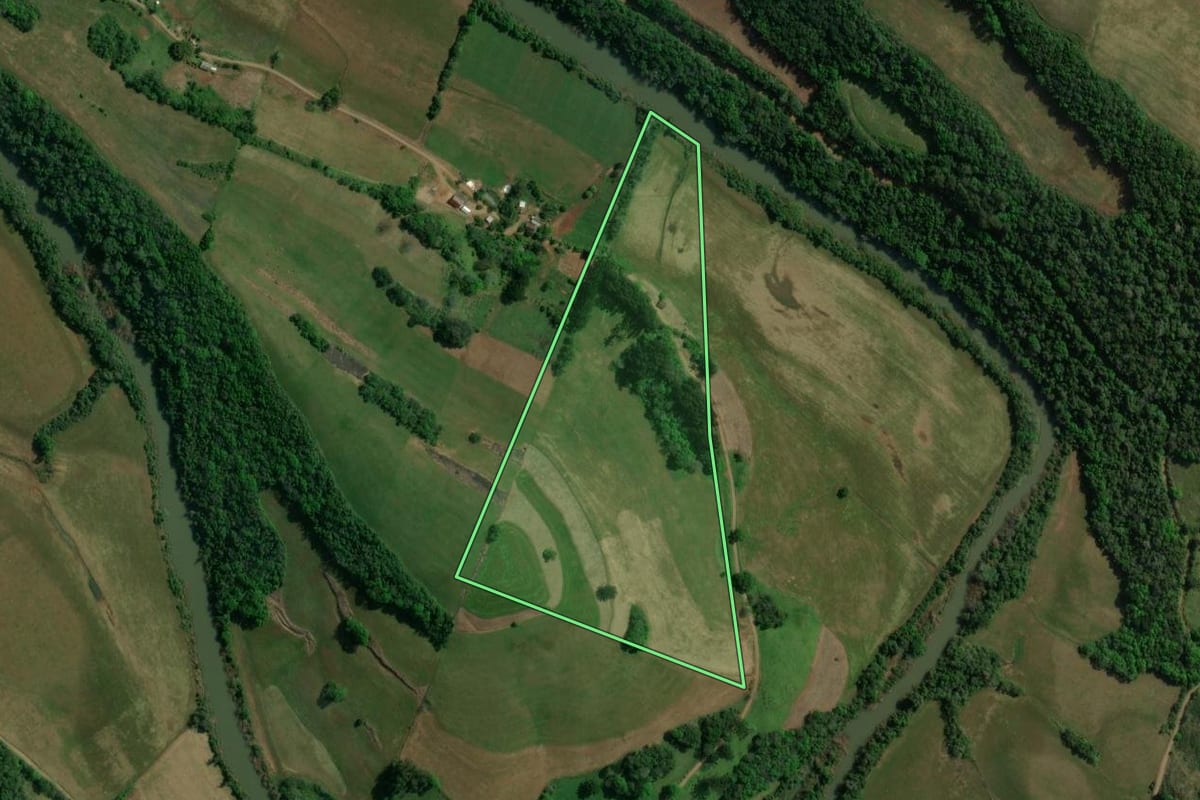 Imagem de satélite do imóvel rural em Floriano Peixoto (RS), com o contorno declarado no CAR desenhado por cima.