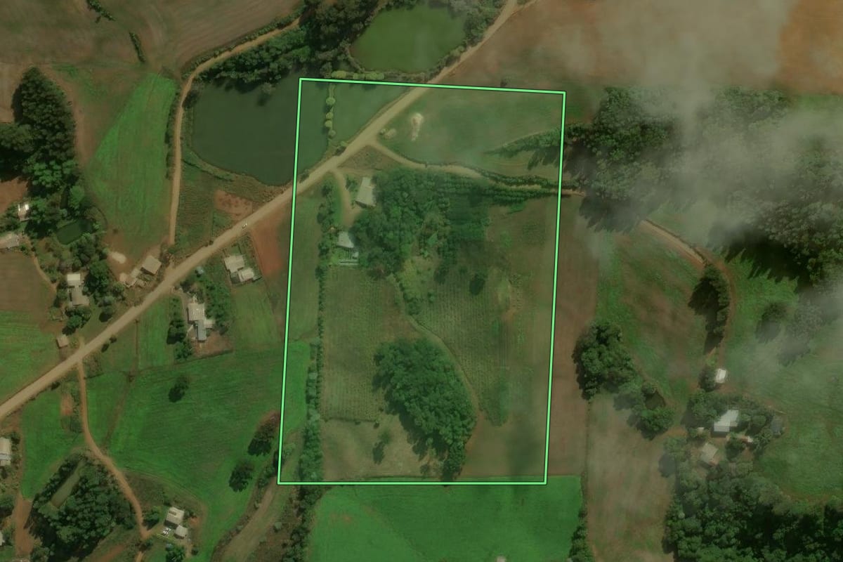 Imagem de satélite do imóvel rural em Floriano Peixoto (RS), com o contorno declarado no CAR desenhado por cima.