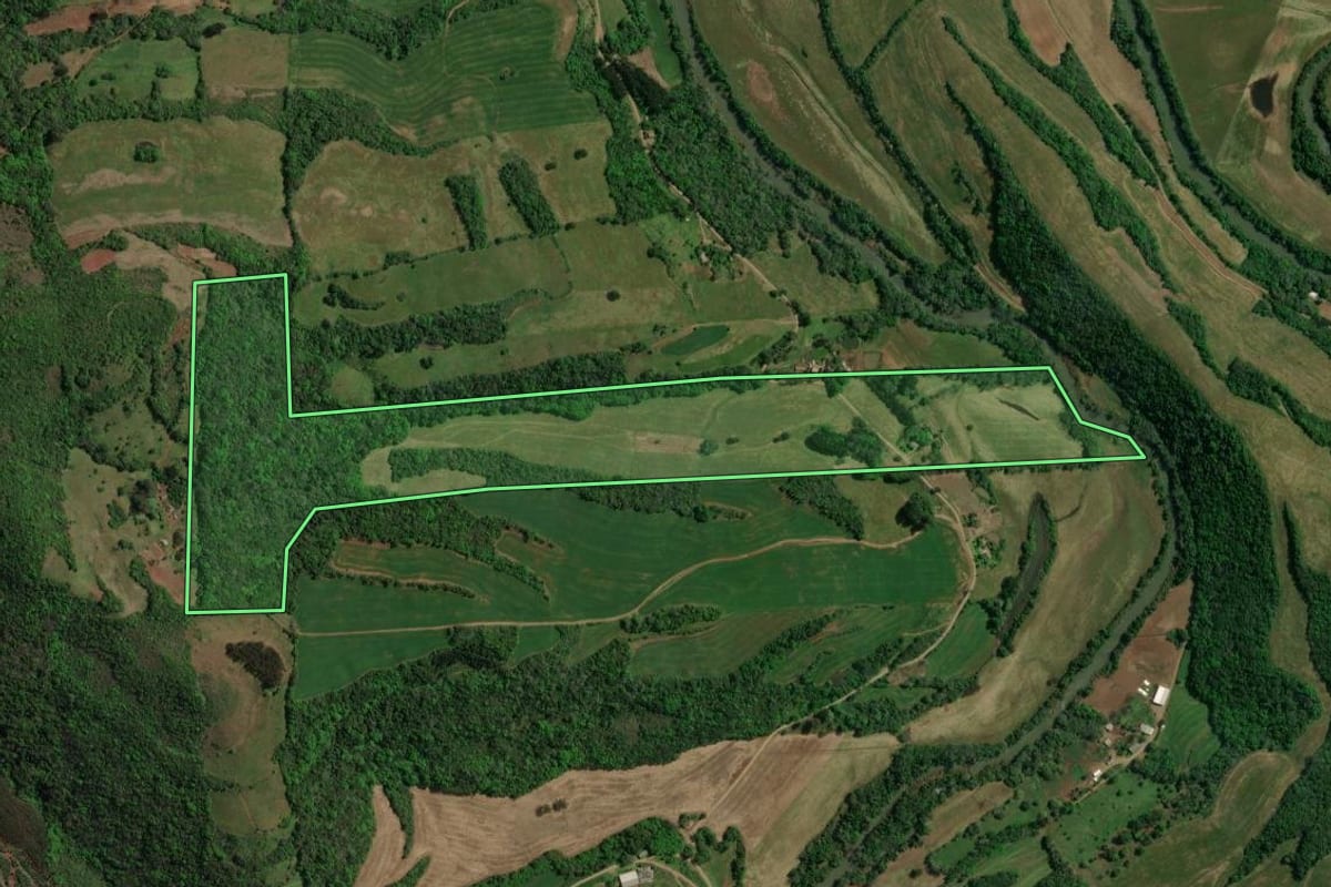 Imagem de satélite do imóvel rural em Floriano Peixoto (RS), com o contorno declarado no CAR desenhado por cima.
