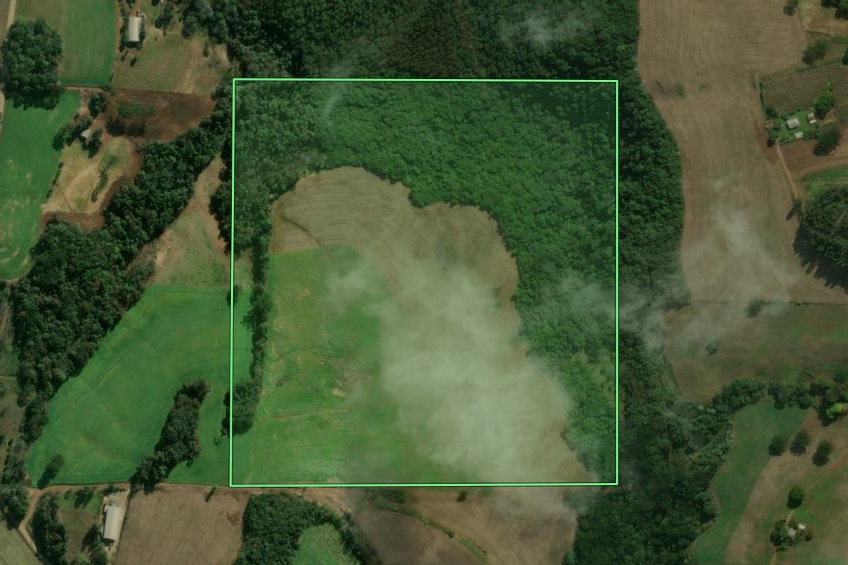 Imagem de satélite do imóvel rural em Floriano Peixoto (RS), com o contorno declarado no CAR desenhado por cima.