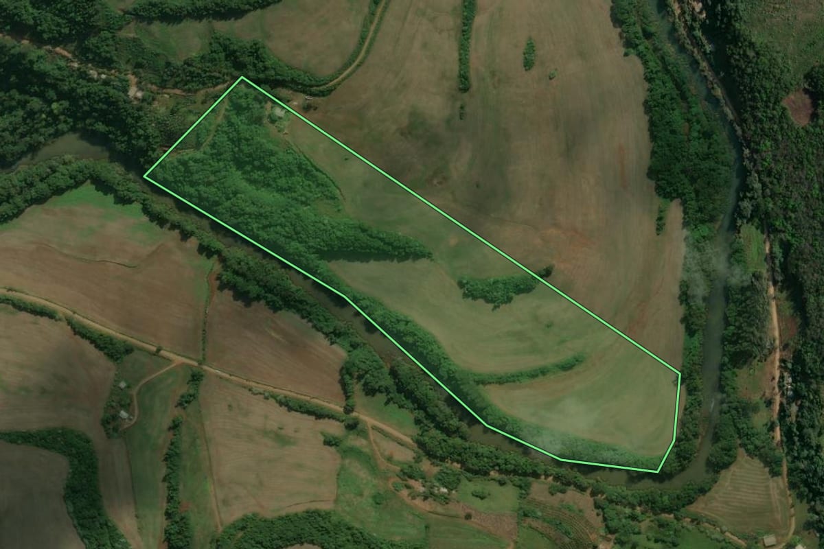 Imagem de satélite do imóvel rural em Floriano Peixoto (RS), com o contorno declarado no CAR desenhado por cima.