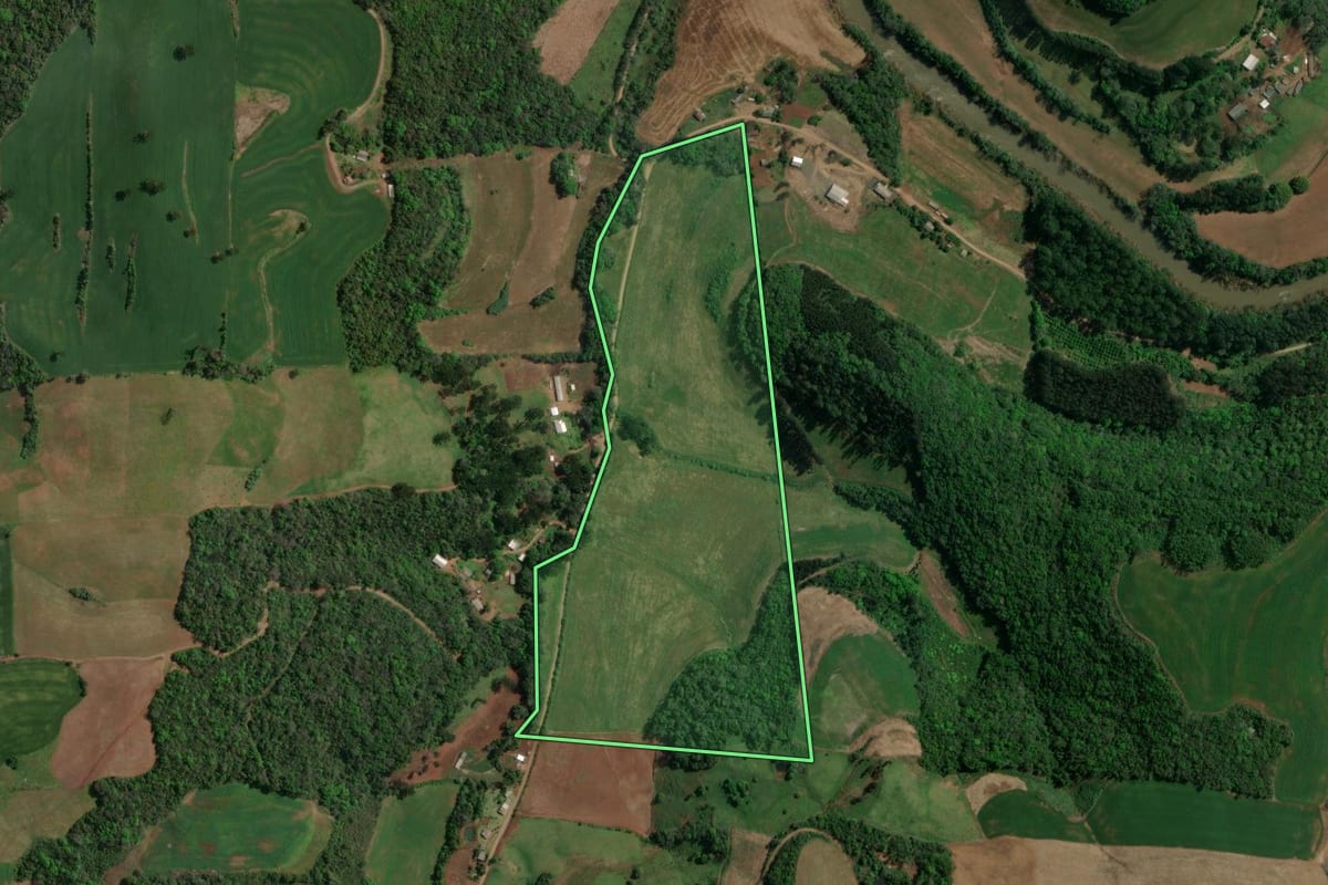 Imagem de satélite do imóvel rural em Floriano Peixoto (RS), com o contorno declarado no CAR desenhado por cima.