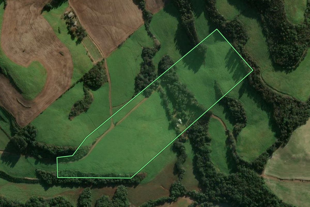 Imagem de satélite do imóvel rural em Floriano Peixoto (RS), com o contorno declarado no CAR desenhado por cima.