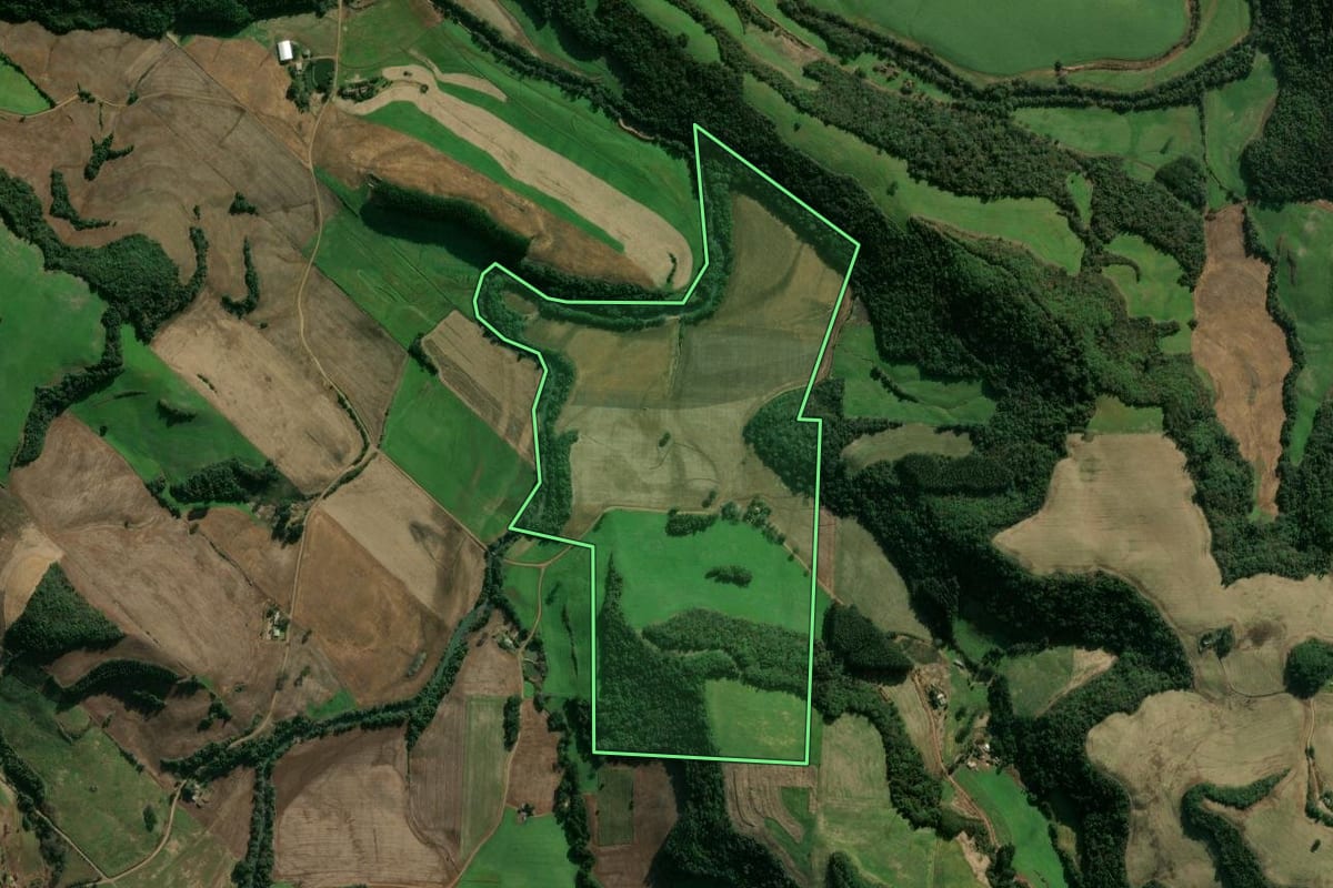 Imagem de satélite do imóvel rural em Floriano Peixoto (RS), com o contorno declarado no CAR desenhado por cima.