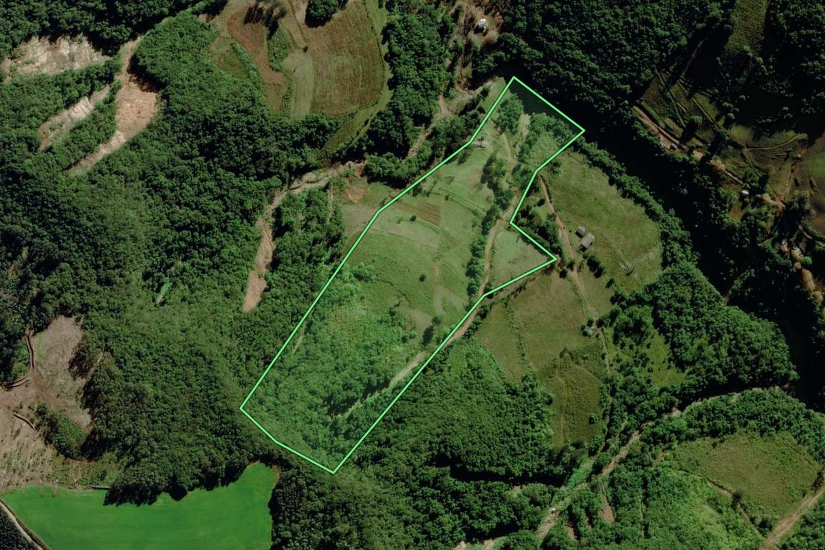 Imagem de satélite do imóvel rural em Fontoura Xavier (RS), com o contorno declarado no CAR desenhado por cima.