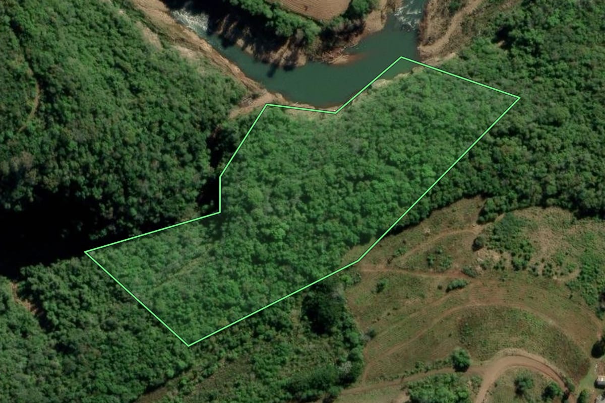 Imagem de satélite do imóvel rural em Fontoura Xavier (RS), com o contorno declarado no CAR desenhado por cima.