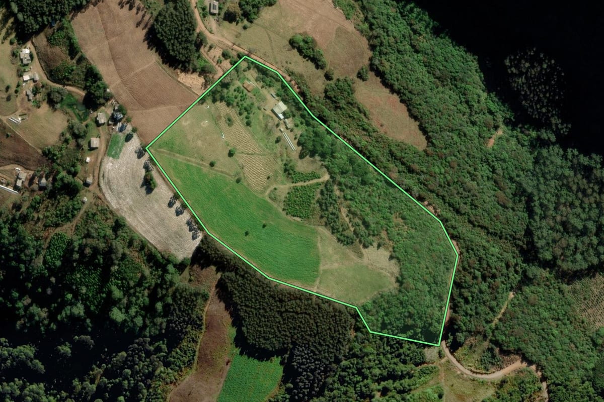 Imagem de satélite do imóvel rural em Fontoura Xavier (RS), com o contorno declarado no CAR desenhado por cima.