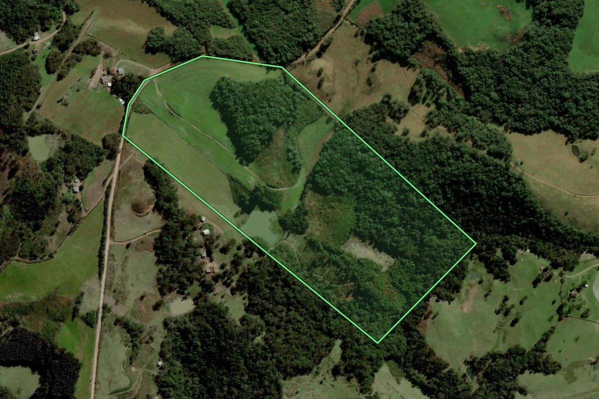 Imagem de satélite do imóvel rural em Fontoura Xavier (RS), com o contorno declarado no CAR desenhado por cima.