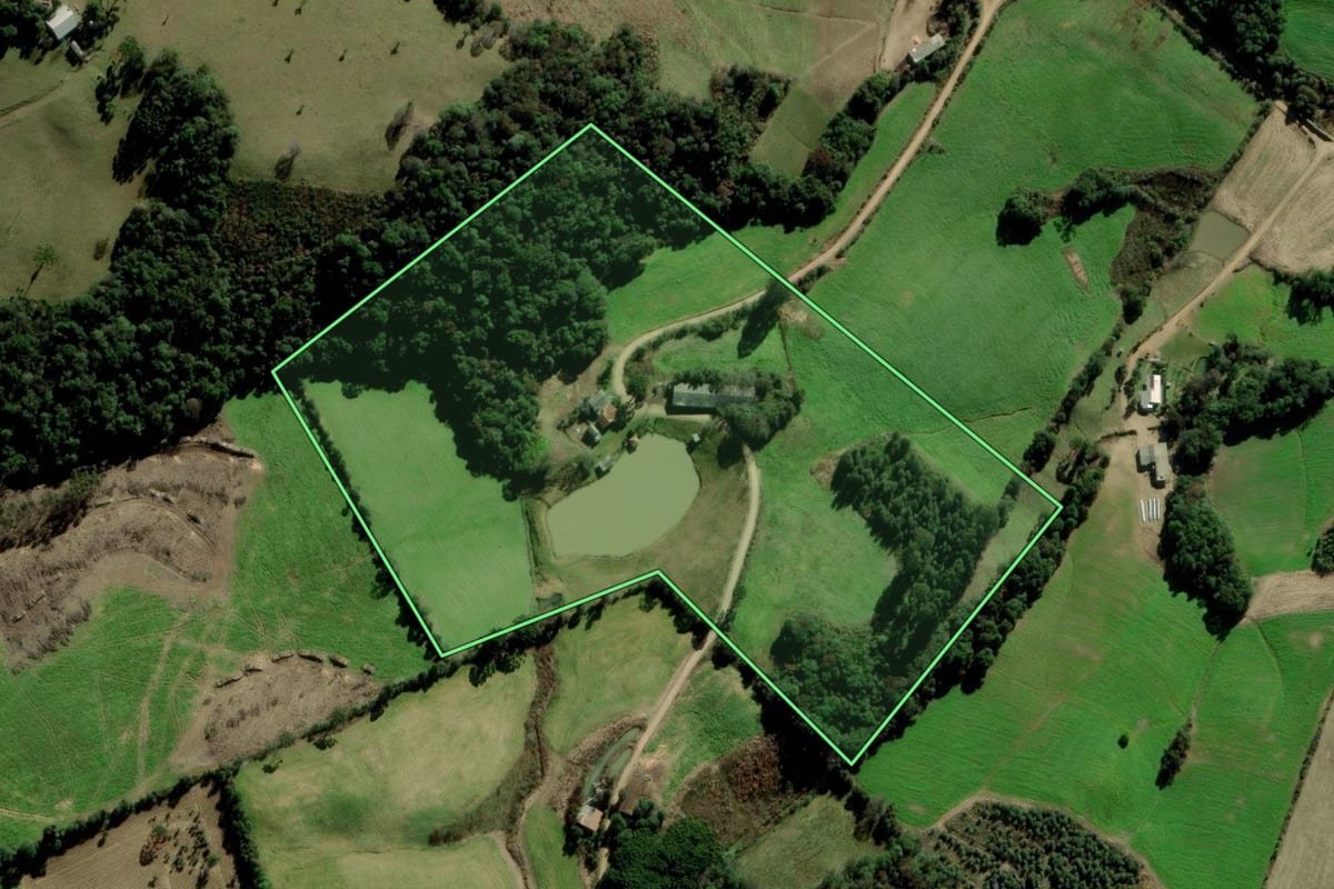 Imagem de satélite do imóvel rural em Fontoura Xavier (RS), com o contorno declarado no CAR desenhado por cima.