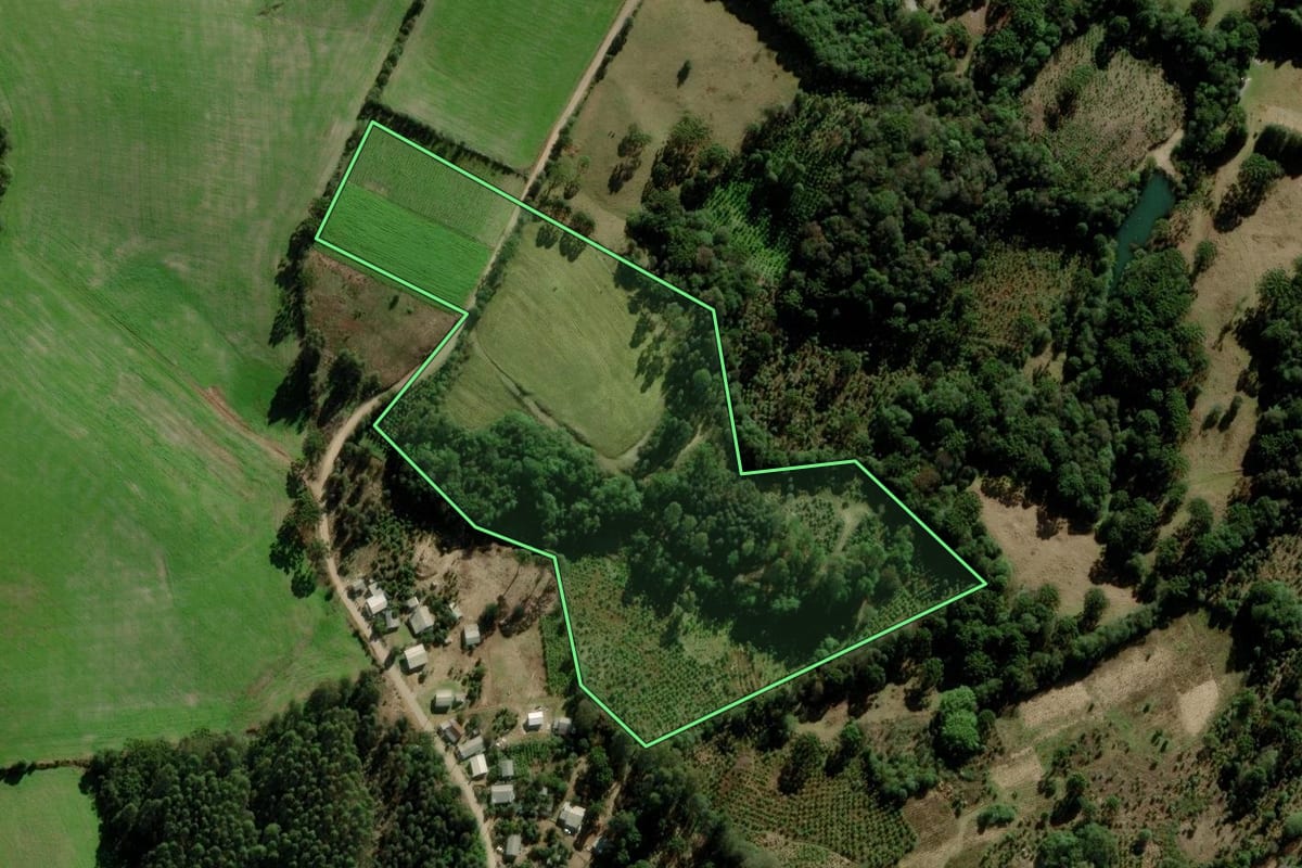 Imagem de satélite do imóvel rural em Fontoura Xavier (RS), com o contorno declarado no CAR desenhado por cima.
