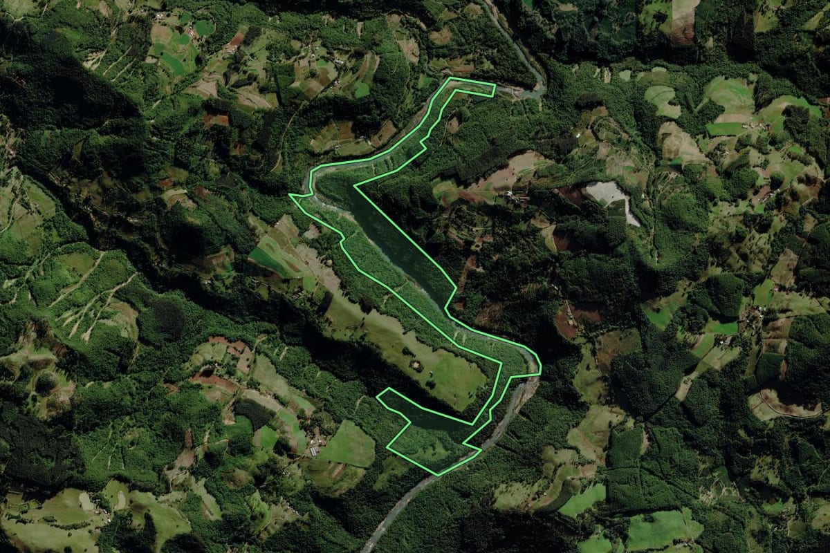 Imagem de satélite do imóvel rural em Fontoura Xavier (RS), com o contorno declarado no CAR desenhado por cima.