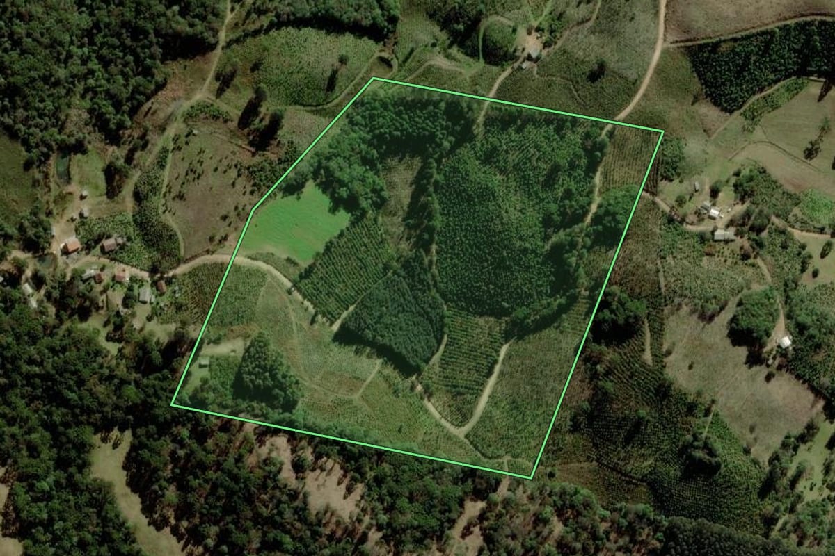 Imagem de satélite do imóvel rural em Fontoura Xavier (RS), com o contorno declarado no CAR desenhado por cima.