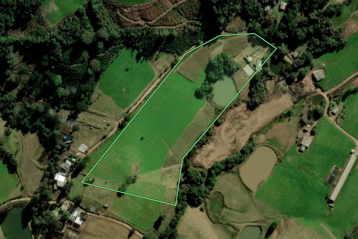Imagem de satélite do imóvel rural em Fontoura Xavier (RS), com o contorno declarado no CAR desenhado por cima.