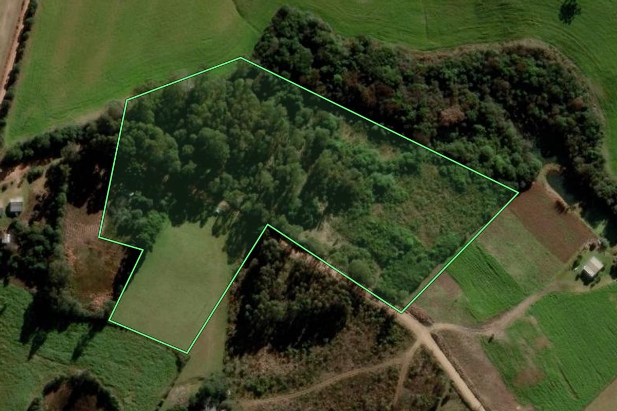 Imagem de satélite do imóvel rural em Fontoura Xavier (RS), com o contorno declarado no CAR desenhado por cima.