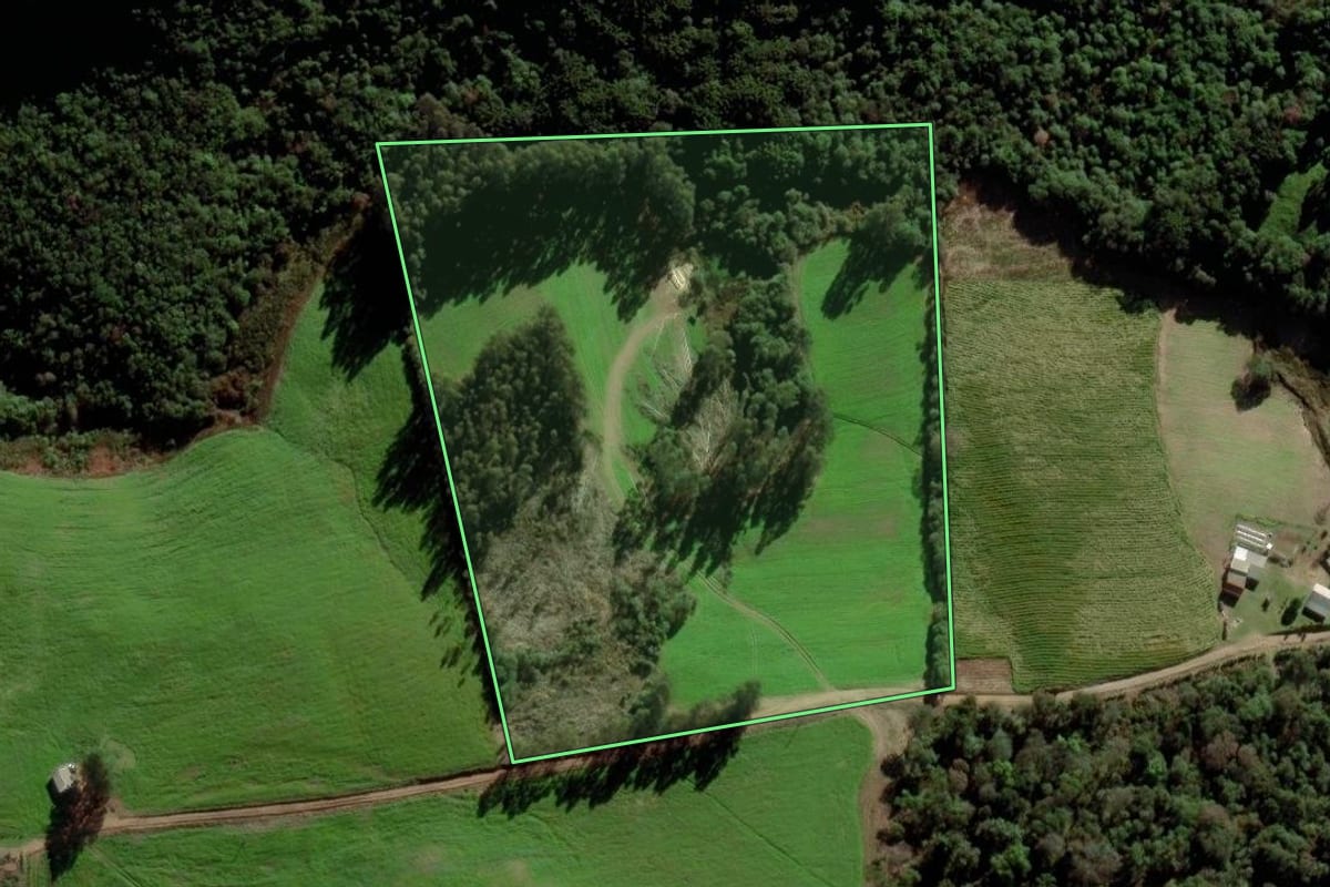 Imagem de satélite do imóvel rural em Fontoura Xavier (RS), com o contorno declarado no CAR desenhado por cima.