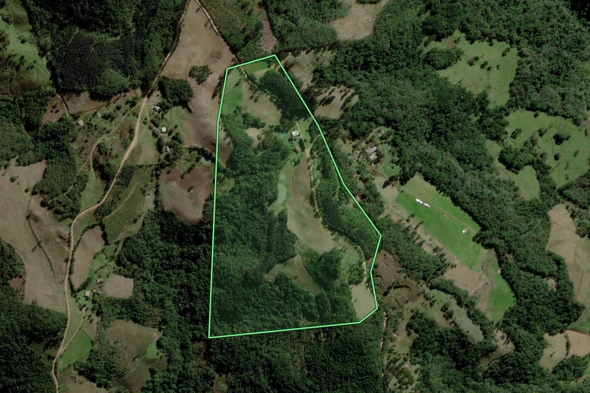Imagem de satélite do imóvel rural em Fontoura Xavier (RS), com o contorno declarado no CAR desenhado por cima.