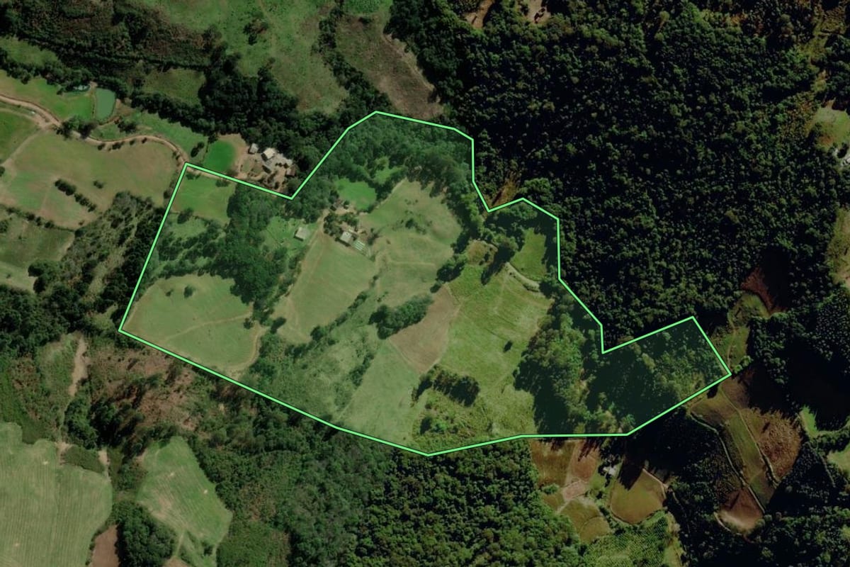 Imagem de satélite do imóvel rural em Fontoura Xavier (RS), com o contorno declarado no CAR desenhado por cima.