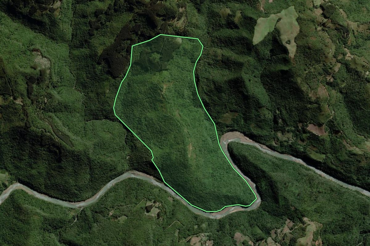 Imagem de satélite do imóvel rural em Fontoura Xavier (RS), com o contorno declarado no CAR desenhado por cima.