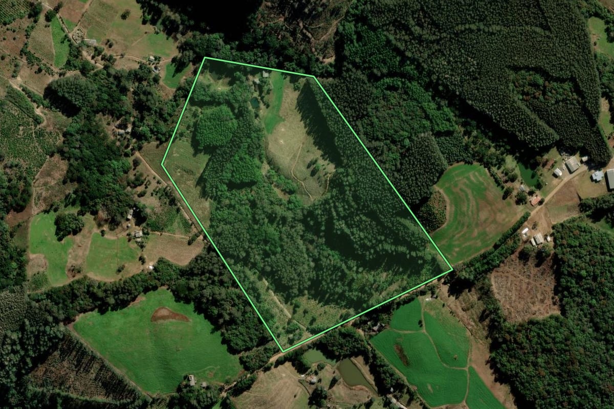 Imagem de satélite do imóvel rural em Fontoura Xavier (RS), com o contorno declarado no CAR desenhado por cima.