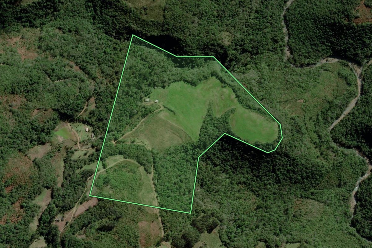Imagem de satélite do imóvel rural em Fontoura Xavier (RS), com o contorno declarado no CAR desenhado por cima.