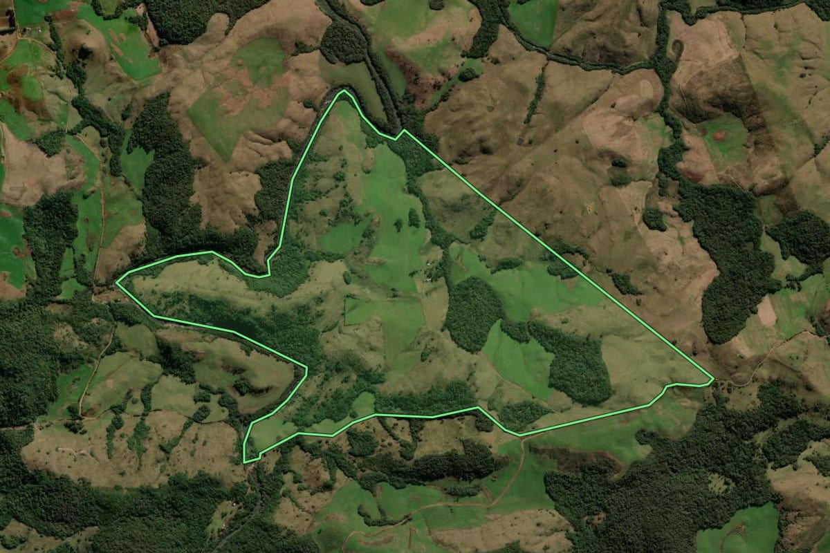 Imagem de satélite do imóvel rural em Fontoura Xavier (RS), com o contorno declarado no CAR desenhado por cima.