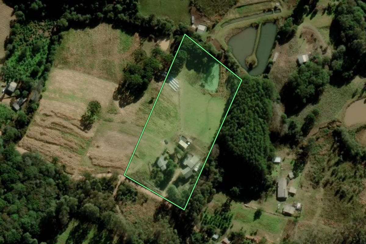 Imagem de satélite do imóvel rural em Fontoura Xavier (RS), com o contorno declarado no CAR desenhado por cima.