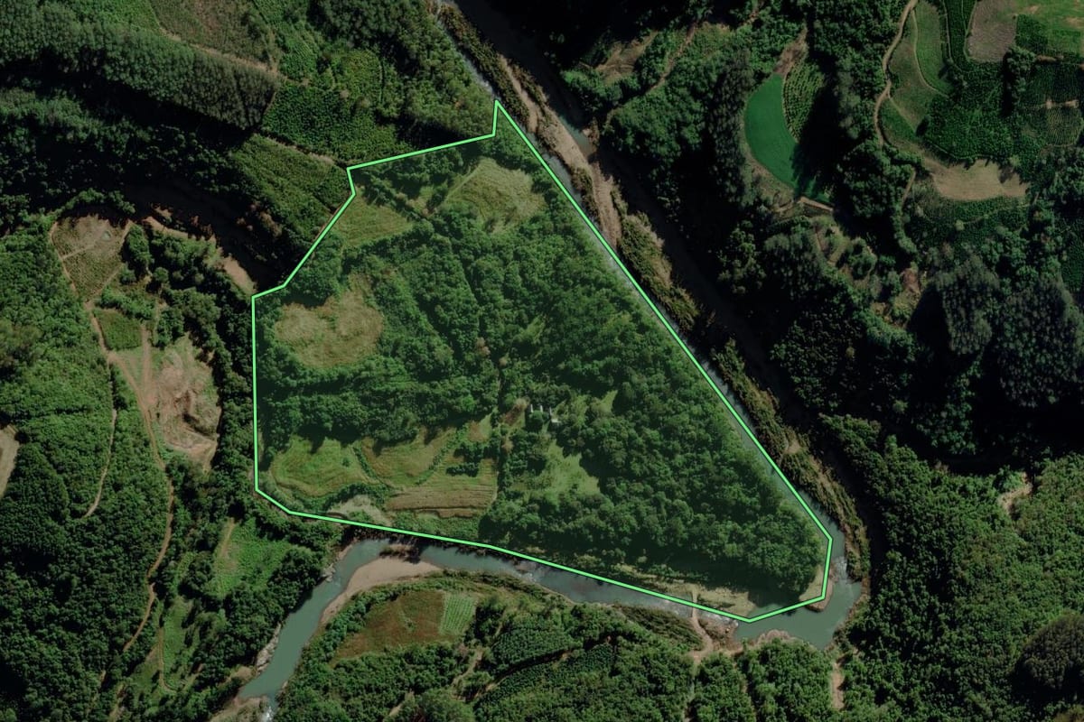 Imagem de satélite do imóvel rural em Fontoura Xavier (RS), com o contorno declarado no CAR desenhado por cima.