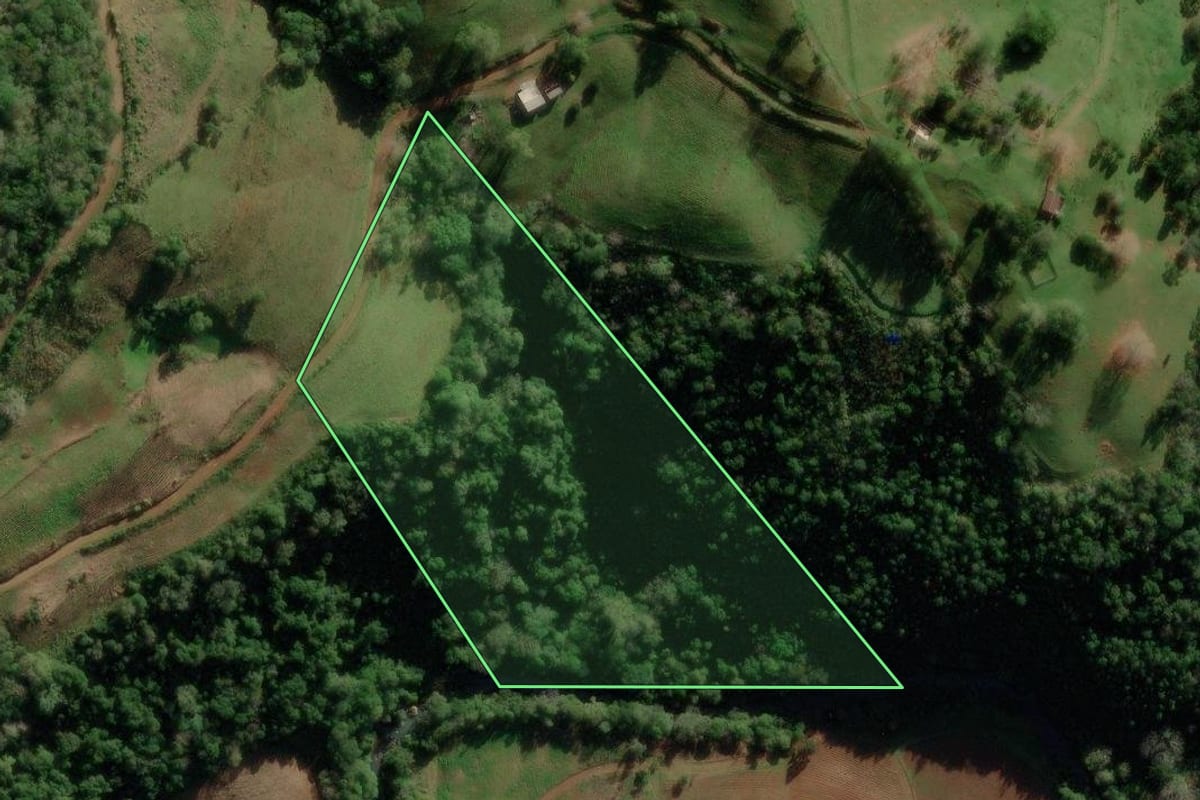 Imagem de satélite do imóvel rural em Fontoura Xavier (RS), com o contorno declarado no CAR desenhado por cima.