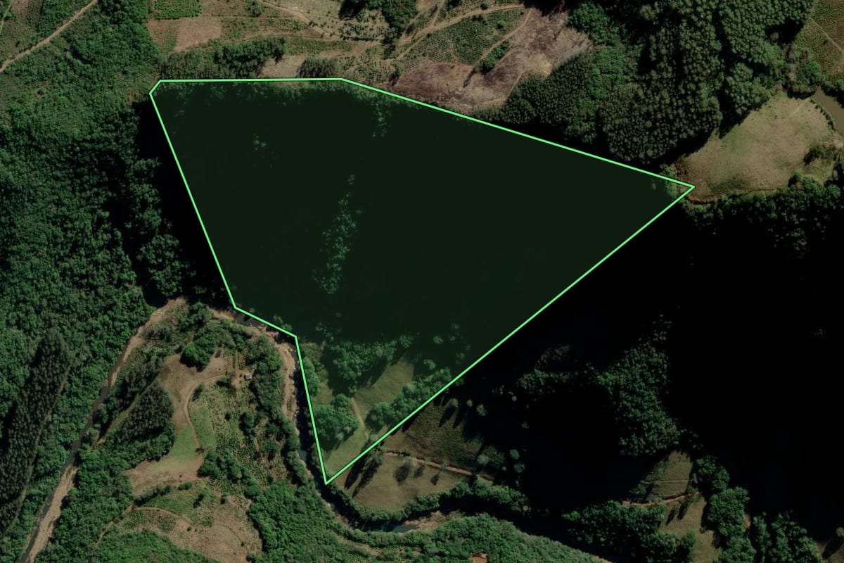 Imagem de satélite do imóvel rural em Fontoura Xavier (RS), com o contorno declarado no CAR desenhado por cima.