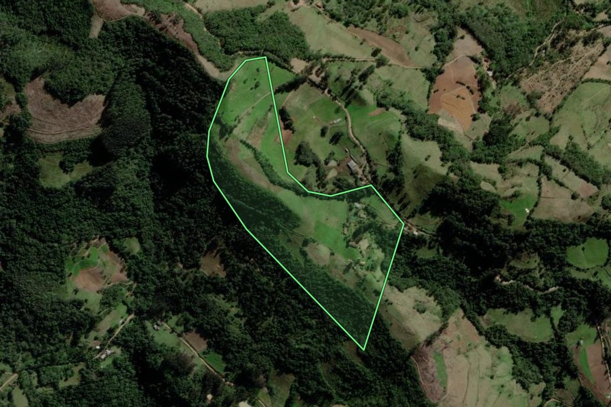 Imagem de satélite do imóvel rural em Fontoura Xavier (RS), com o contorno declarado no CAR desenhado por cima.