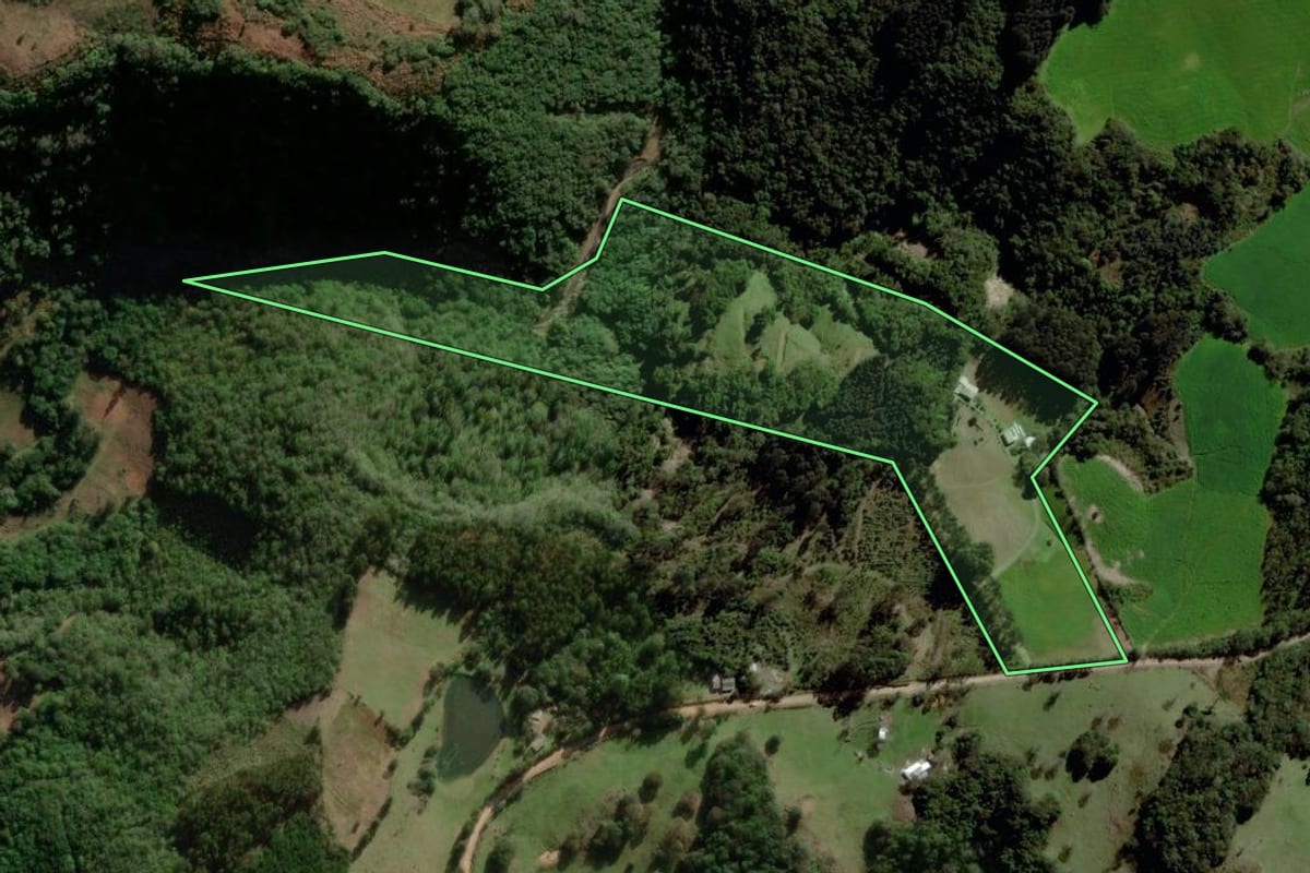 Imagem de satélite do imóvel rural em Fontoura Xavier (RS), com o contorno declarado no CAR desenhado por cima.