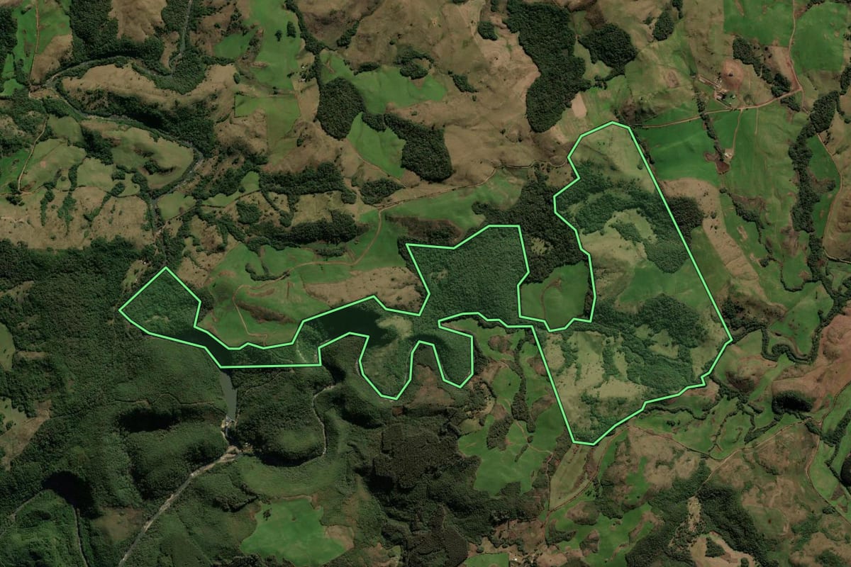 Imagem de satélite do imóvel rural em Fontoura Xavier (RS), com o contorno declarado no CAR desenhado por cima.