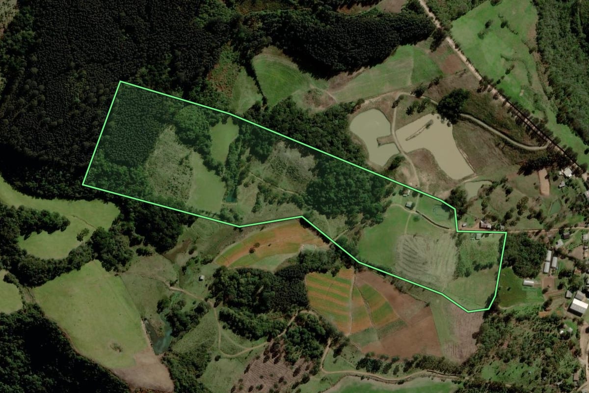 Imagem de satélite do imóvel rural em Fontoura Xavier (RS), com o contorno declarado no CAR desenhado por cima.