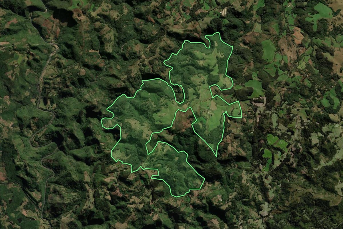 Imagem de satélite do imóvel rural em Fontoura Xavier (RS), com o contorno declarado no CAR desenhado por cima.