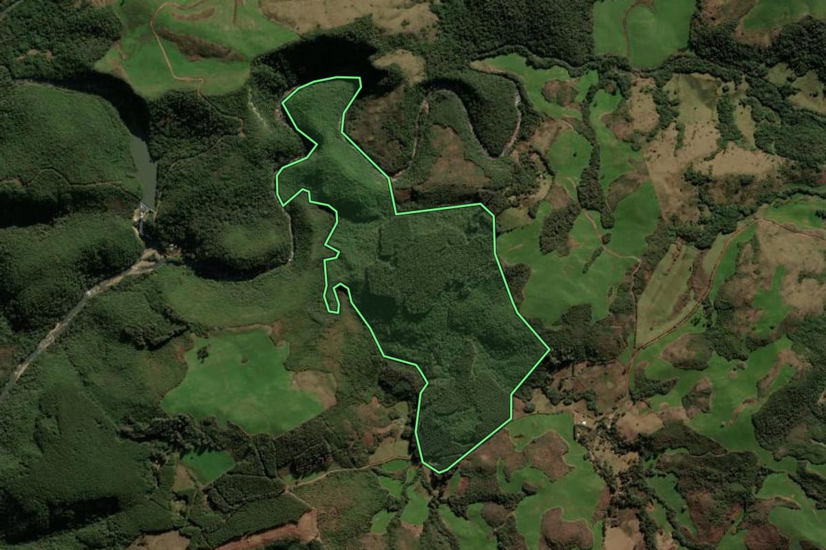 Imagem de satélite do imóvel rural em Fontoura Xavier (RS), com o contorno declarado no CAR desenhado por cima.