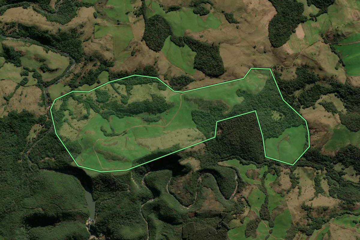 Imagem de satélite do imóvel rural em Fontoura Xavier (RS), com o contorno declarado no CAR desenhado por cima.