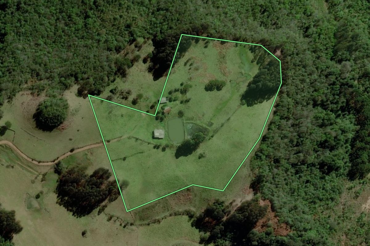 Imagem de satélite do imóvel rural em Fontoura Xavier (RS), com o contorno declarado no CAR desenhado por cima.
