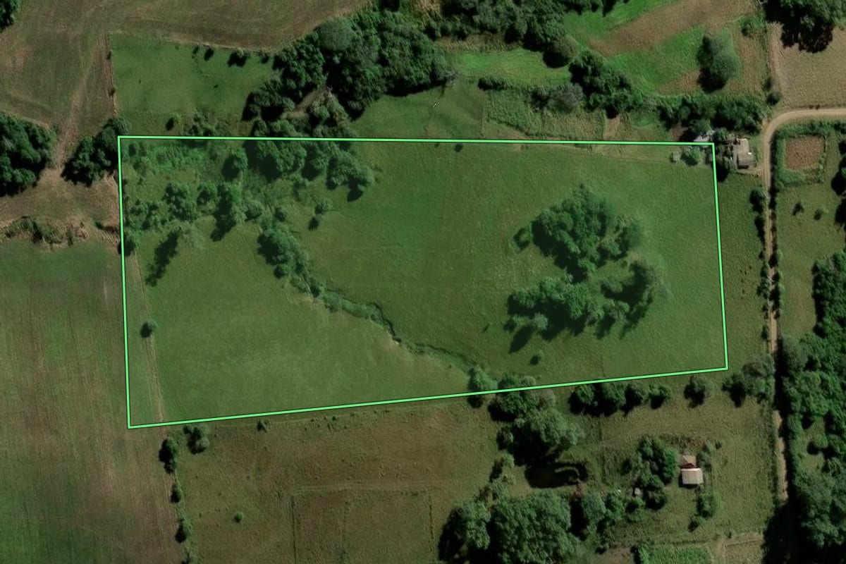Imagem de satélite do imóvel rural em Formigueiro (RS), com o contorno declarado no CAR desenhado por cima.