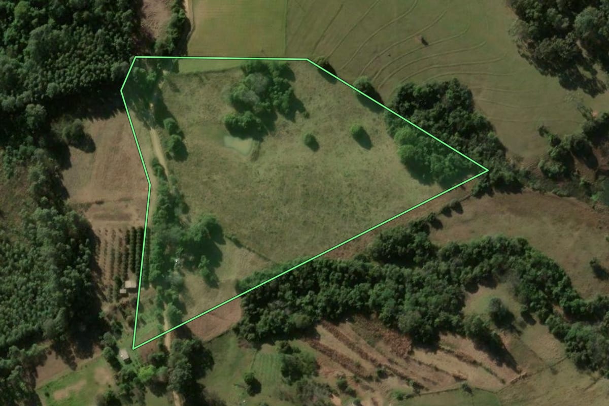 Imagem de satélite do imóvel rural em Formigueiro (RS), com o contorno declarado no CAR desenhado por cima.