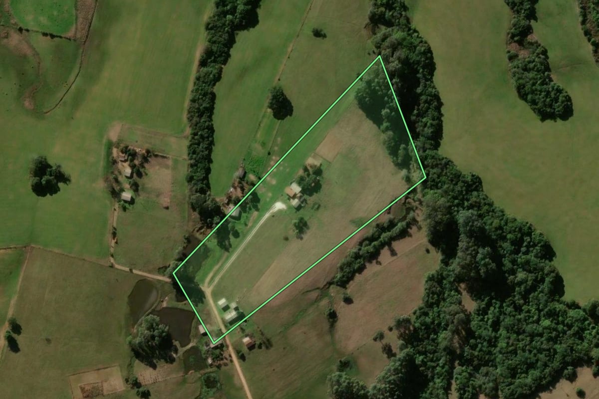 Imagem de satélite do imóvel rural em Formigueiro (RS), com o contorno declarado no CAR desenhado por cima.