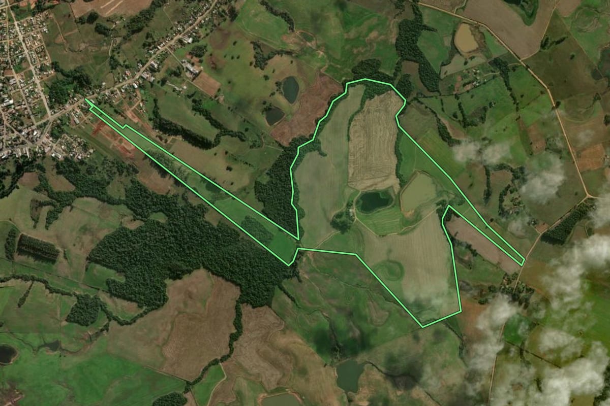 Imagem de satélite do imóvel rural em Formigueiro (RS), com o contorno declarado no CAR desenhado por cima.