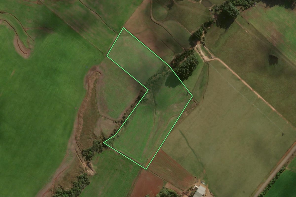Imagem de satélite do imóvel rural em Formigueiro (RS), com o contorno declarado no CAR desenhado por cima.
