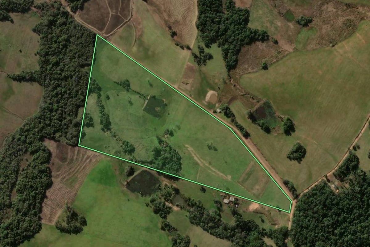 Imagem de satélite do imóvel rural em Formigueiro (RS), com o contorno declarado no CAR desenhado por cima.